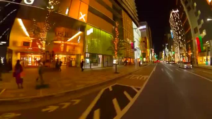 夜间驾驶银座街，日本东京。
