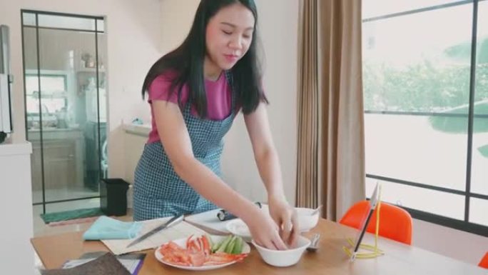 女人准备自制寿司的原料