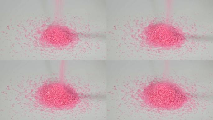 倒入粉红色沐浴盐的美丽景色。美丽多彩的背景。