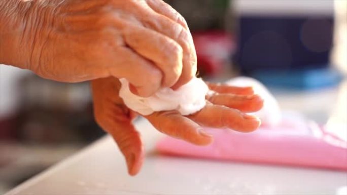 女人用消毒湿巾清洁双手。