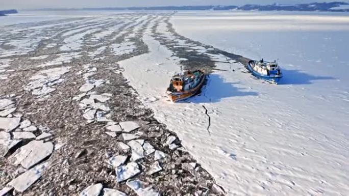 两个破冰船在维斯瓦河、2020-02-18、波兰、普洛克粉碎冰