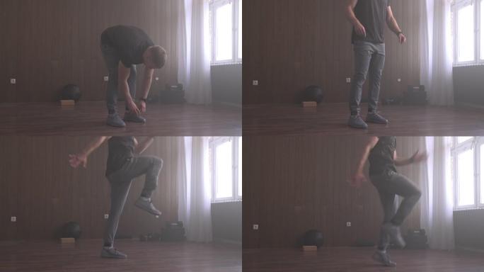 有氧运动: 英俊的运动员在室内健身房高膝盖 (复制空间)