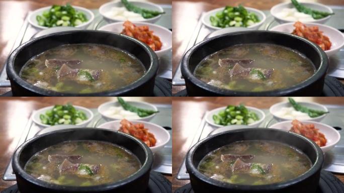 Someori (牛头) gukbab是韩国传统的牛肉汤和蒸汽米饭