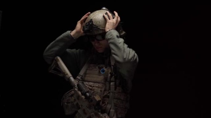 美国特种部队士兵在黑暗中摘下头盔