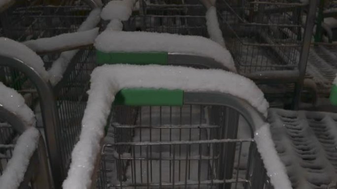 超市手推车在雪地检疫闭店销售