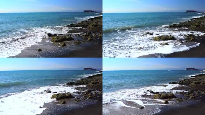 波浪在多岩石的海岸上飞溅
