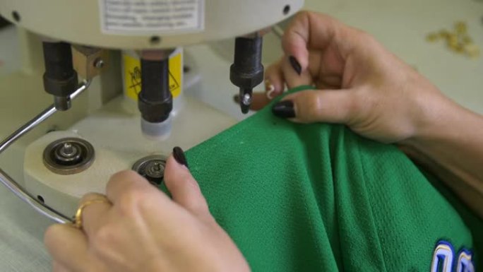 裁缝师用机器均匀地为孔眼打孔