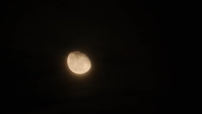 满月在夜空中移动，伴随着小云。