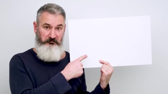 开朗的大胡子男人指着白色标志，竖起大拇指，批准选择，广告概念，白色背景