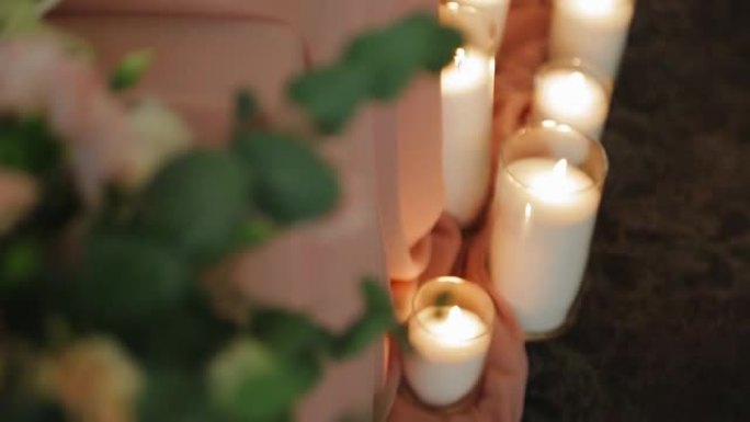 在喜庆的日子里，许多燃烧的蜡烛装饰着房间。他们站在桌子附近的地板上