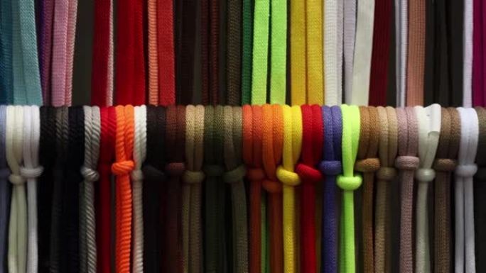 服装厂货架上不同颜色的鞋带或绳子