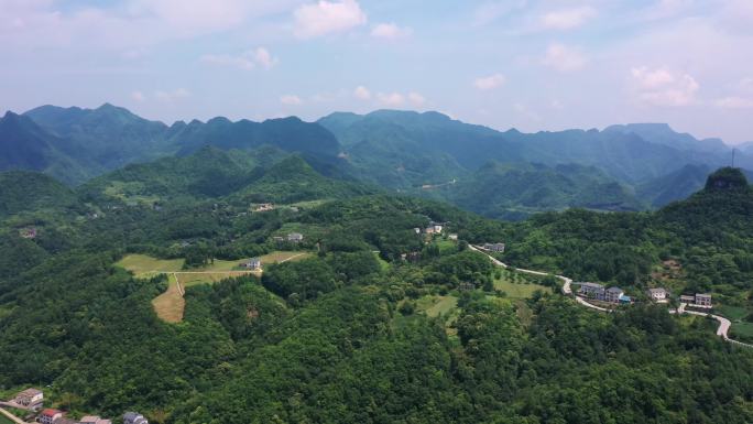 群山环绕的小山村