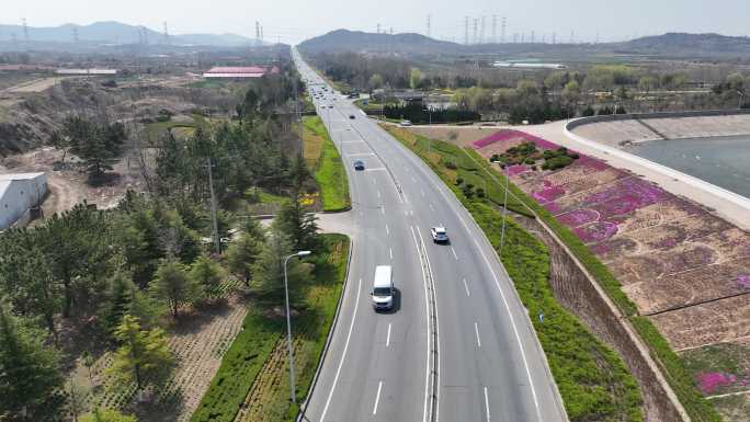 航拍春季的山东荣成东山街道八河港水库公路