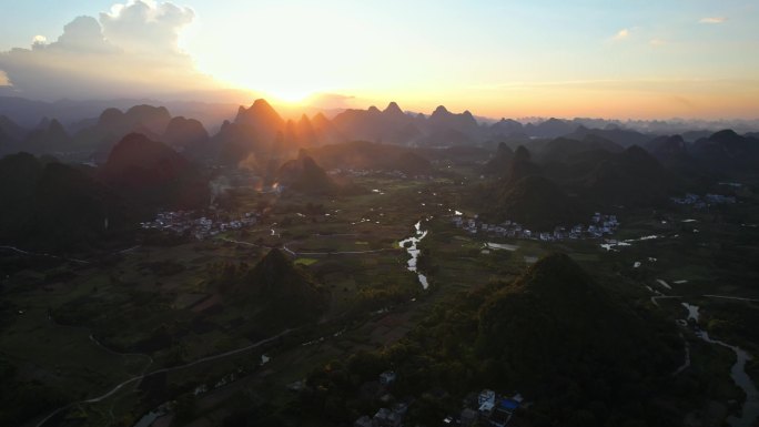 桂林阳朔翠屏五指山晚霞航拍