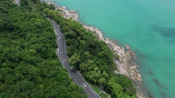 泰国那空西塔玛拉特白天椰树和大洋之间的道路鸟瞰图