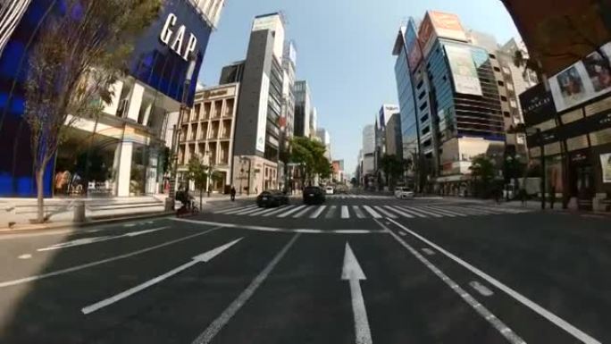 晴天开车穿过城市。东京空荡荡的街道。