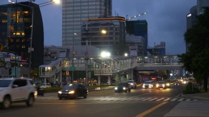 暮夜照明雅加达市市中心交通街十字路口全景4k印度尼西亚