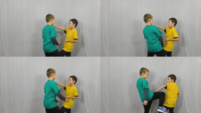 在浅色背景下，两名穿着彩色t恤的运动员训练障碍，拳打脚踢