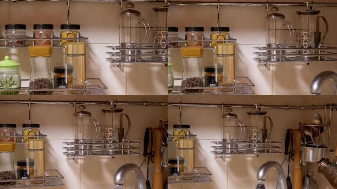 许多玻璃香料罐、厨房用具，位于厨房栏杆系统