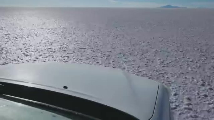 汽车在玻利维亚的乌尤尼盐滩上行驶