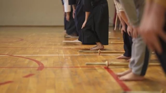 在他们进行剑道训练之前，专注于剑道的学生会热身，这样他们就可以防止受伤