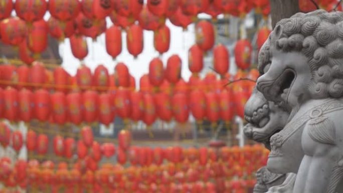 狮子雕塑后面的中国纸灯笼。