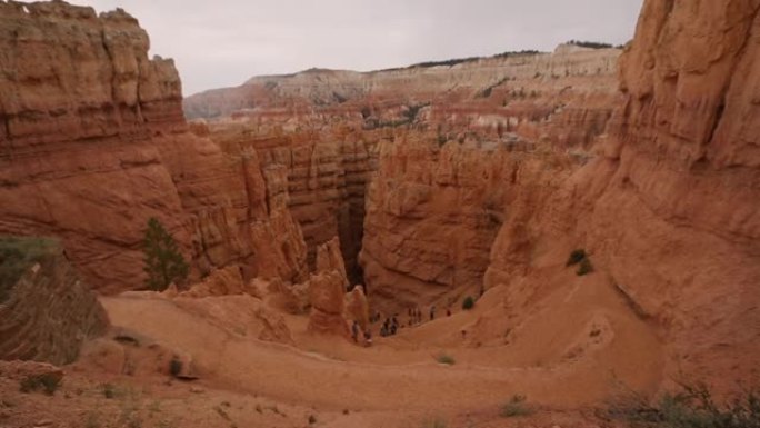 犹他州布莱斯峡谷国家公园徒步旅行结束的全景。美国