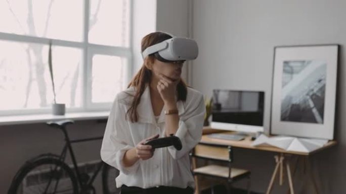 使用VR耳机更好地了解设计空间的女性建筑师的中景
