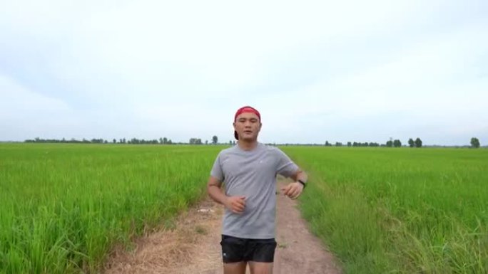 亚洲青年体育男子跑步的鸟瞰图