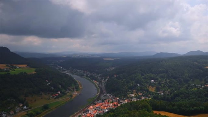 城镇Königstein与易北砂岩山易北河(从Königstein要塞看到)，瑞士撒克逊，德国