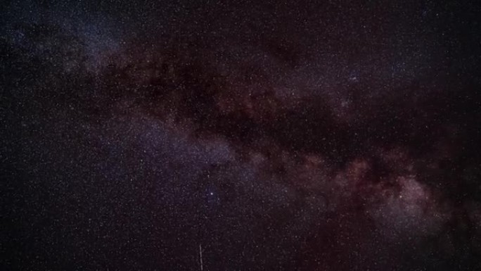夜空延时，许多有卫星经过的恒星，天鹰座和射手座的银河系，可见明亮的Altair星
