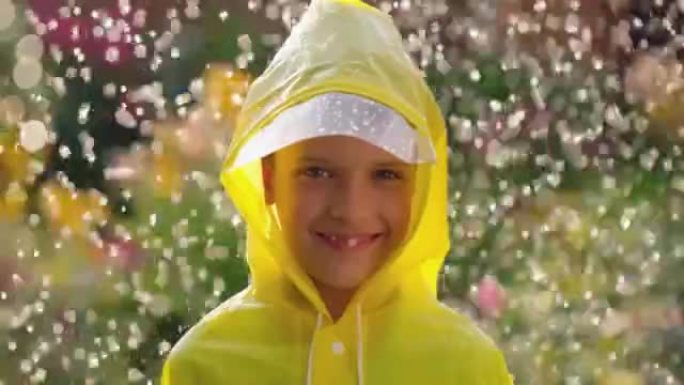 小快乐可爱的男孩孩子穿着黄色雨衣，享受快乐降雨的肖像。玩雨阳光的孩子。快乐家庭夏天秋天秋天童年梦想概
