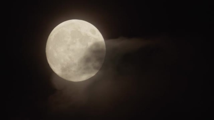满月在夜空中移动，伴随着小云。