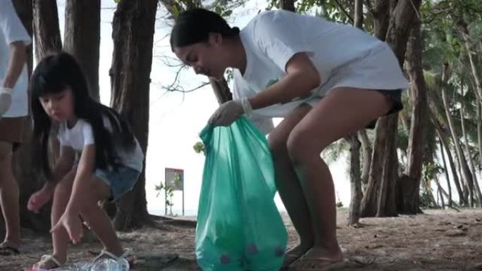 志愿者在海滩上收集垃圾