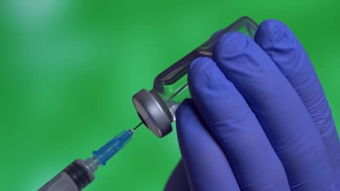 健康医生用针头将疫苗拨入注射器