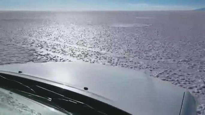 汽车在玻利维亚的乌尤尼盐滩上行驶