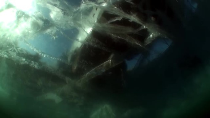 贝加尔湖冷水下的水下冰。