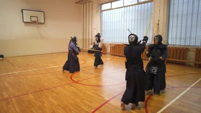 武术学生，剑道训练期间练习防御和攻击
