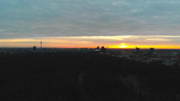 日出时在柏林蒂尔加滕上空的无人机镜头