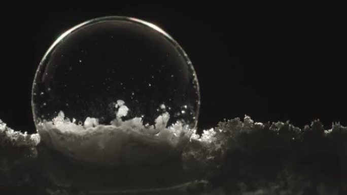 雪地形成的气泡