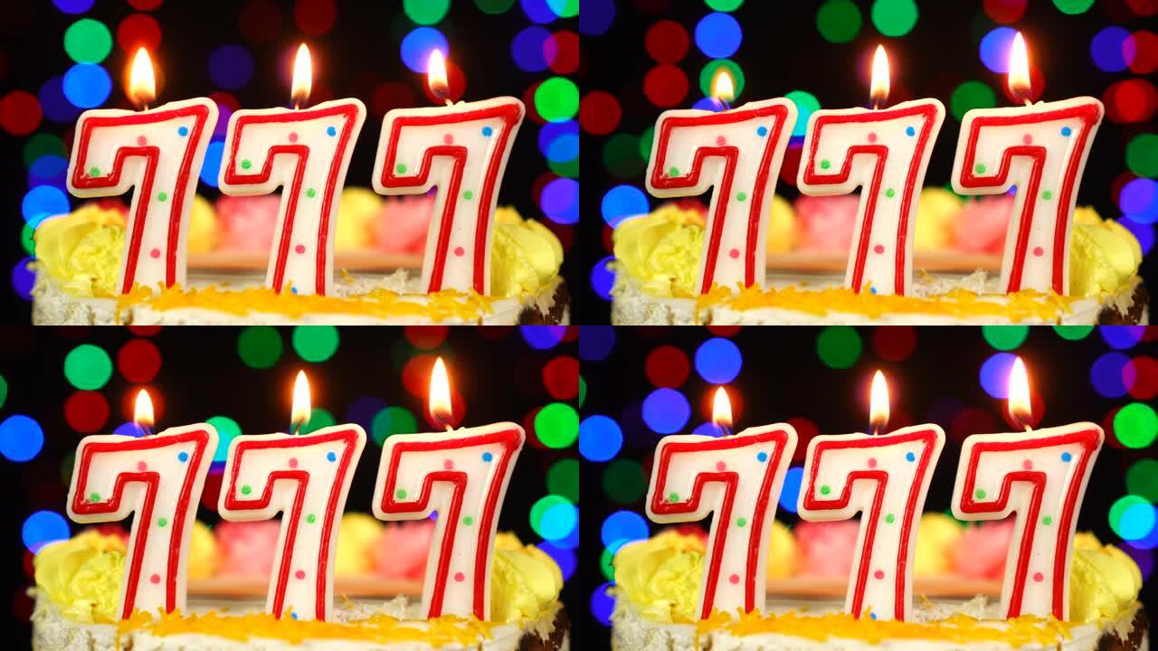 777号生日蛋糕，上面有燃烧的蜡烛。祝贺获胜者。