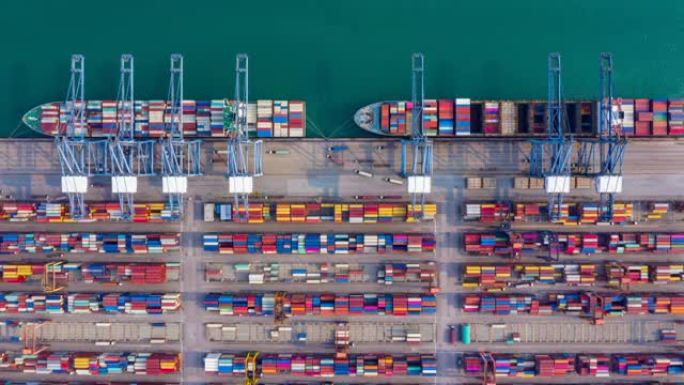 空中俯视集装箱船全球业务货运进出口物流在商业码头海港运输，集装箱货船货运运输业公司全球物流，4k延时