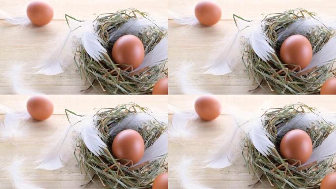 复活节符号。篮子里有春天郁金香的自然色鸡蛋，木制桌子上的白色羽毛，复活节快乐装饰。祝贺复活节平铺设计