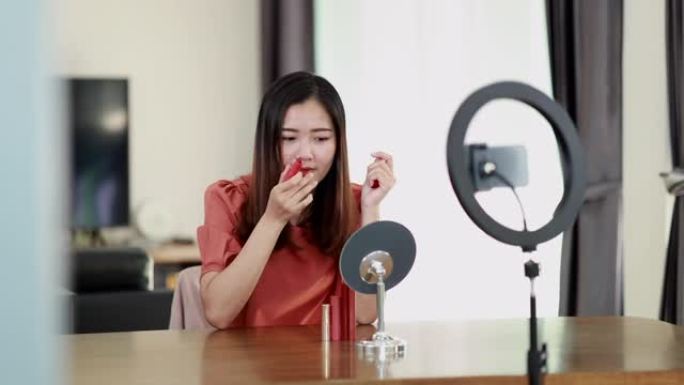 年轻的亚洲女性Live Streeming将在网上销售美容产品作为一种额外的职业