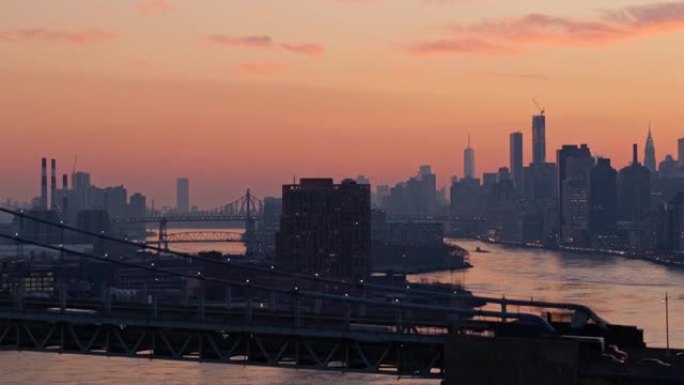 天际线轮廓的远景包括曼哈顿中城和市中心，罗斯福岛，埃德·科赫·昆斯伯勒大桥和长岛市，日落时在RFK大