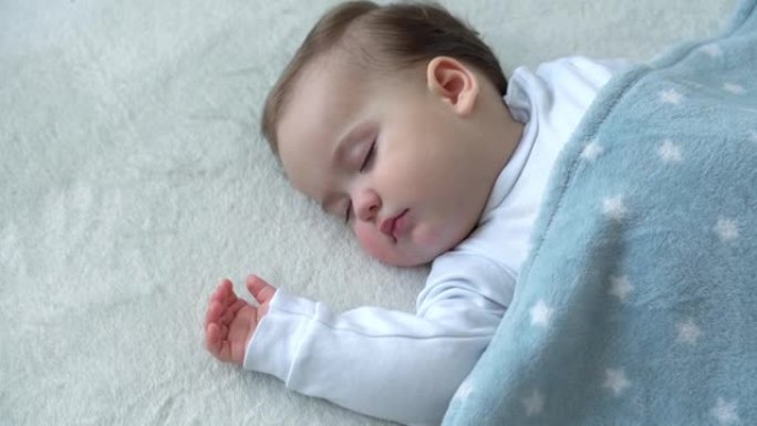 婴儿期，放松，甜蜜的梦，童年，家庭概念 -- 9-12个月大的婴儿小孩女孩在午餐睡眠模式下睡在覆盖毯