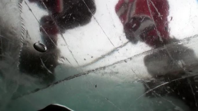 曲棍球运动员在户外打曲棍球，在贝加尔湖的冰下射击。