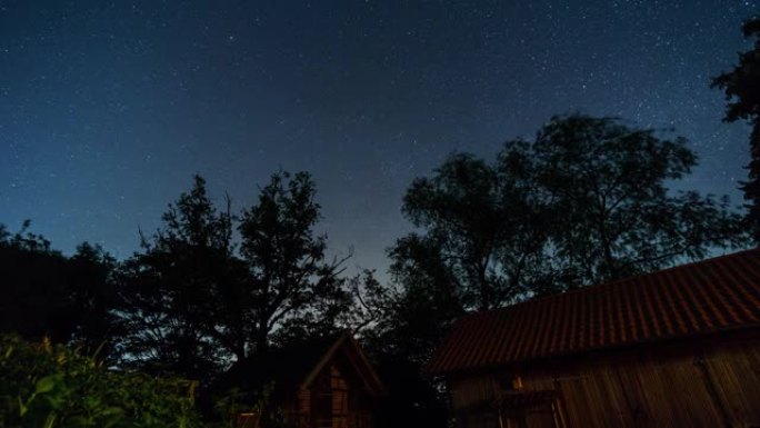 北方向北极星在农场建筑物上的运动