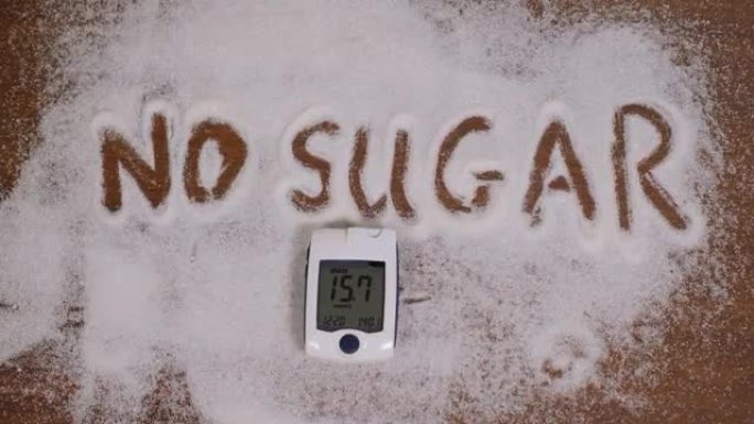 血糖水平高的血糖仪在桌子上没有糖的铭文。