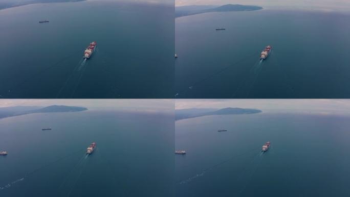 超大型集装箱货船的航拍镜头离开港口，背面视图。